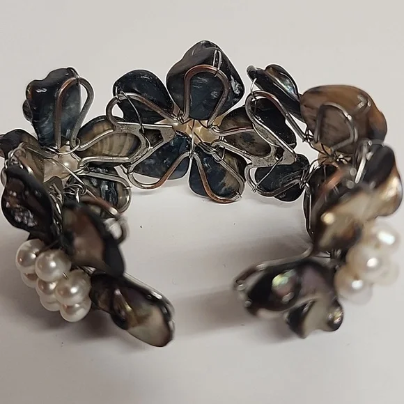 Elegant beautiful tropical happy floral shell and pearl adjustable bracelet. - Picture 4 of 9